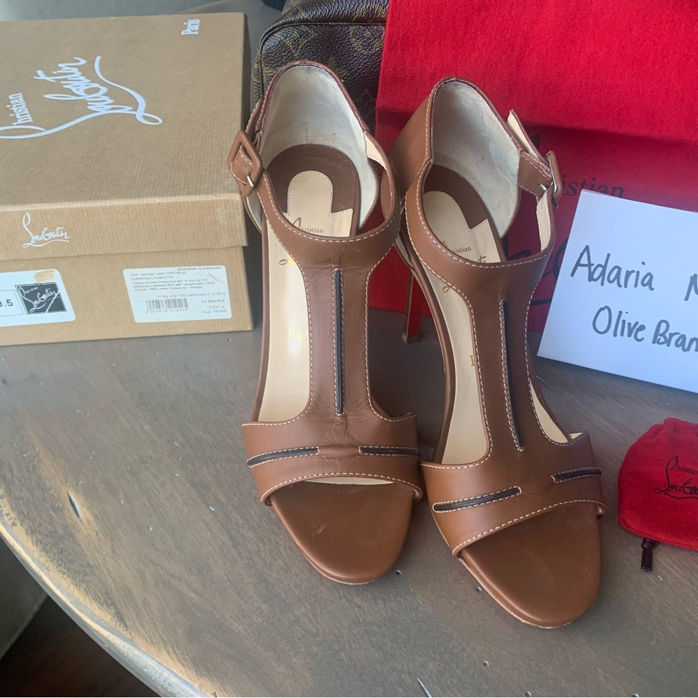 🤎CL IN MY CITY COGNAC T-STRAP SANDAL🤎